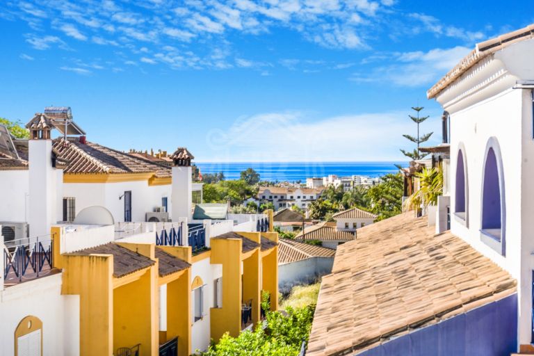Large three-storey semidetached house in the center of San Pedro.