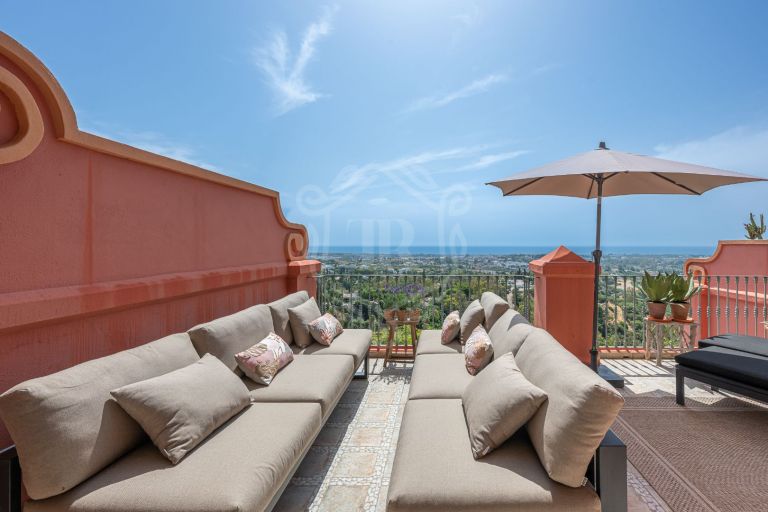 Exclusivo Dúplex Reformado con Vistas Panorámicas al Mar en La Quinta, Benahavís