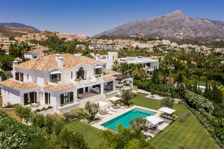 Villa moderna en venta diseñada por Miguel Tobal con vistas panorámicas al mar, Nueva Andalucía
