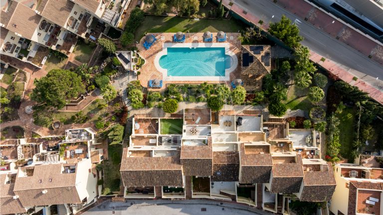 Elegante Adosado Reformado Cerca de Aloha Golf – Jardín Privado y Comunidad Cerrada