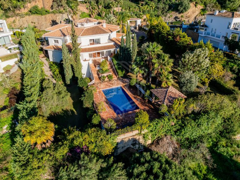 LUXURY VILLA WITH SEA AND GOLF VIEWS IN BENAHAVÍS – A PRIME INVESTMENT