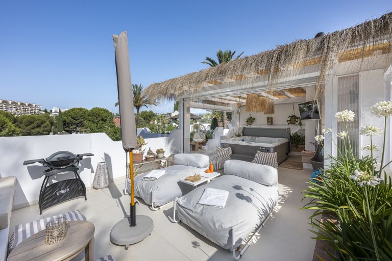 Elegant Four-Bedroom Villa in Atalaya de Río Verde