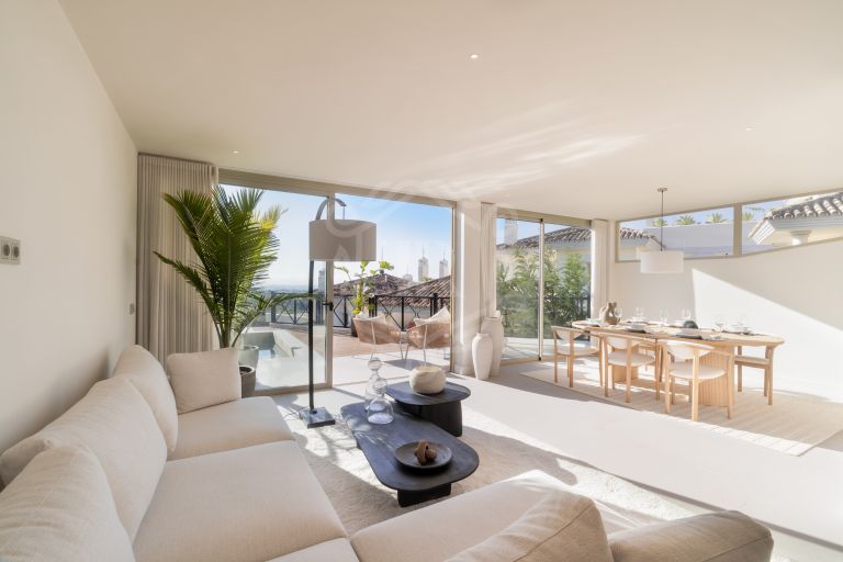 Apartamento de 3 Dormitorios recién reformado con piscina privada y vistas al mar y la montaña en Nueva Andalucia