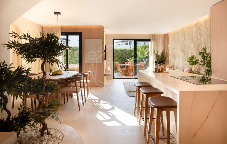 Beautifully renovated beachside Townhouse