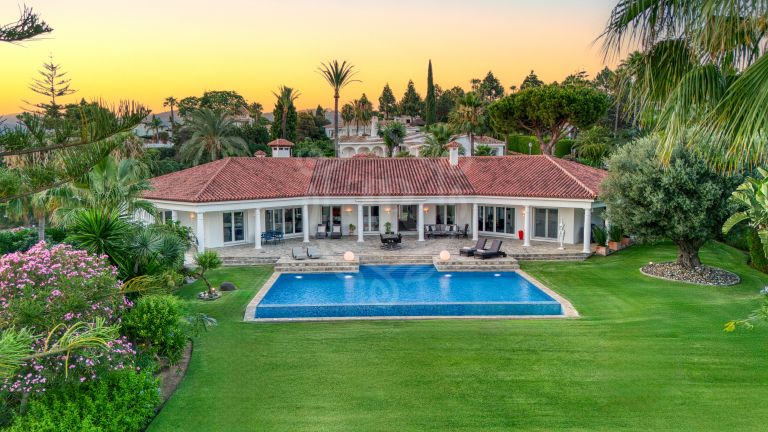 Hermosa, orientada al sur Villa de cuatro dormitorios situada en la zona codiciada de Hacienda Las Chapas, Marbella
