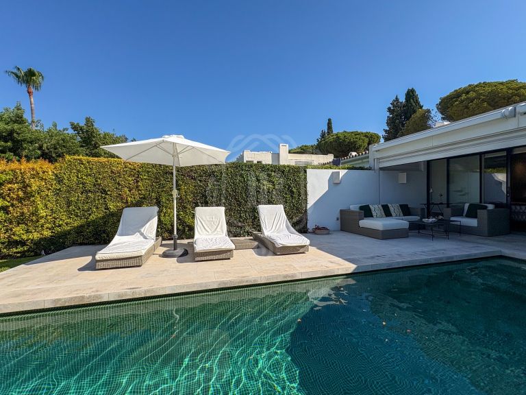 Bungalow en alquiler en Peñablanca, Marbella - PRIMERA LINEA DE GOLF ALOHA