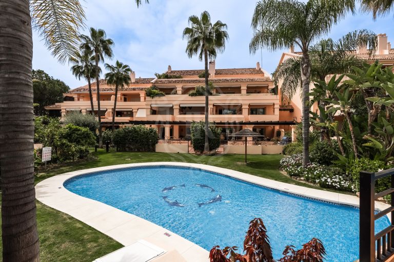 Elegante apartamento de dos dormitorios situado en la exclusiva urbanización cerrada de Albatross Hill en Nueva Andalucía.