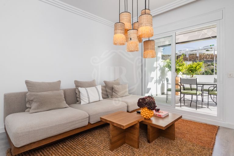 Apartamento orientado al sur con vistas panorámicas al mar en La Quinta, Benahavís