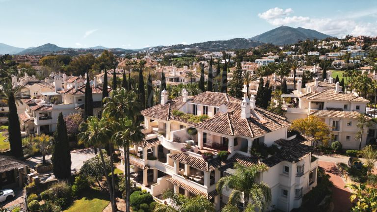 Luxury Penthouse with Panoramic Golf and sea Views in Las Alamandas