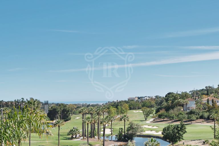 Ático de lujo con vistas panorámicas al mar y al golf en Las Alamandas, Nueva Andalucia