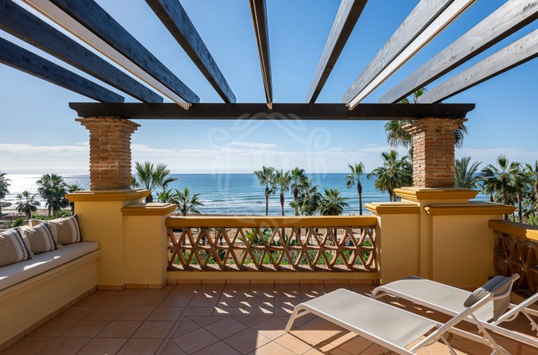 Maravilloso apartamento en primera línea de playa en Río Real Playa, Marbella