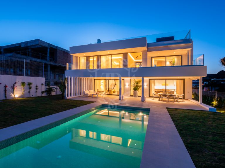 Wonderful contemporary villas in Cancelada, New Golden Mile, Estepona - Antik Villas