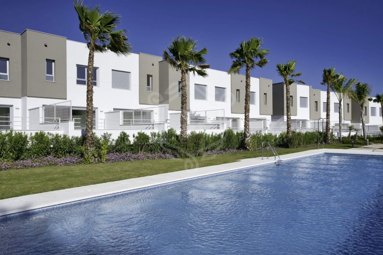 Exclusive SW facing golf townhouses, overlooking the golf with some sea views - Estepona