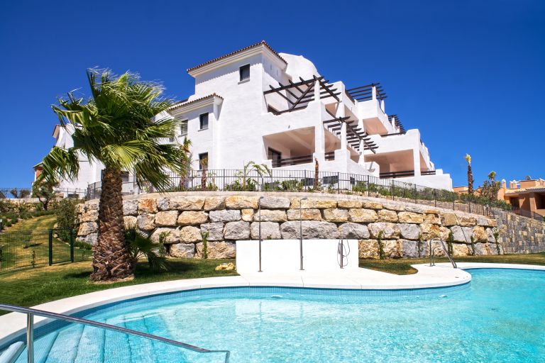 Spacious Frontline Golf Apartments and Penthouses with Sea Views in Doña Julia Golf
