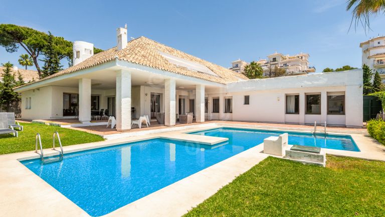 Villa for rent on the beachfront complex in Puerto Banús
