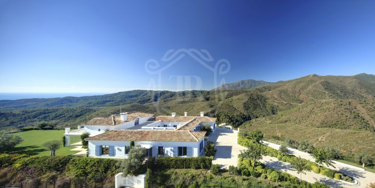Luxury villa on a double plot with panoramic views in Monte Mayor Country Club