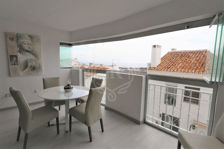Apartamento dúplex completamente reformado en segunda línea de mar en Puerto Banús