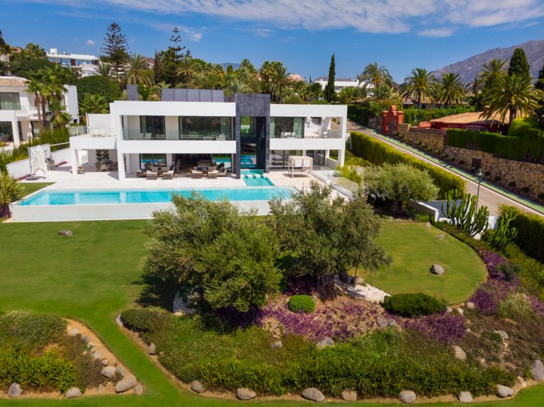 Villa Contemporánea a Estrenar con Vistas al Mar en Nueva Andalucía