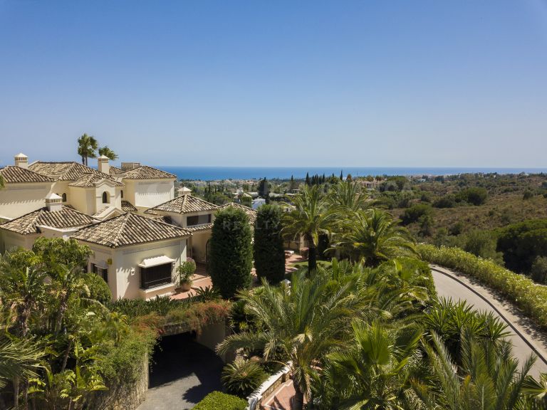 ANDALUCIAN STYLE VILLA WITH SEA VIEWS IN MARBELLA HILL CLUB- GOLDEN MILE