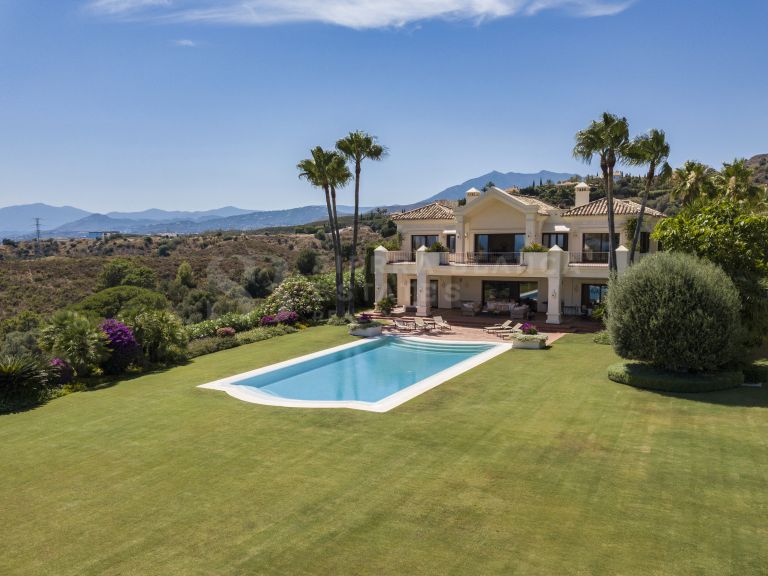 ANDALUCIAN STYLE VILLA WITH SEA VIEWS IN MARBELLA HILL CLUB- GOLDEN MILE