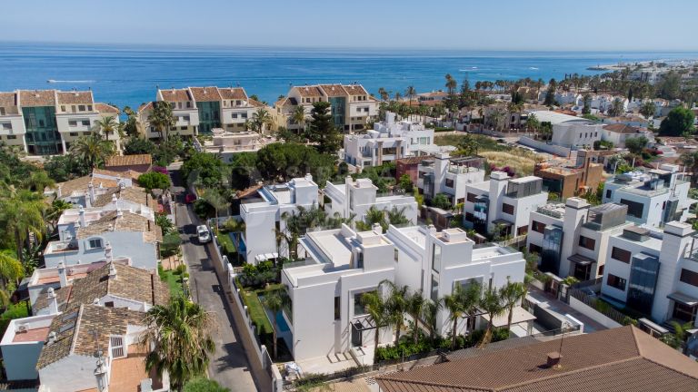 MODERN VILLAS IN THE GOLDEN MILE JUST 100 M FROM THE BEACH