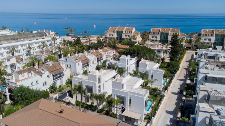 MODERN VILLAS IN THE GOLDEN MILE JUST 100 M FROM THE BEACH