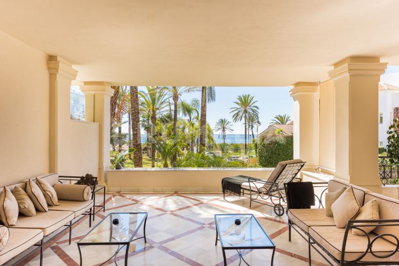 Marbella East,  Elegant Seaside Ground Floor Apartment in Los Monteros Playa, Marbella East 