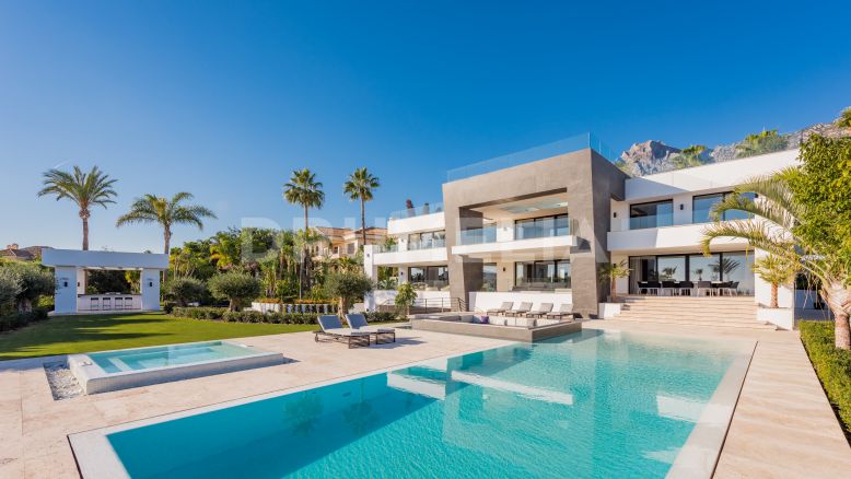 Marbella Golden Mile, Villa con diseño innovador y estilo impecable.en venta en Sierra Blanca, Milla de Oro, Marbella