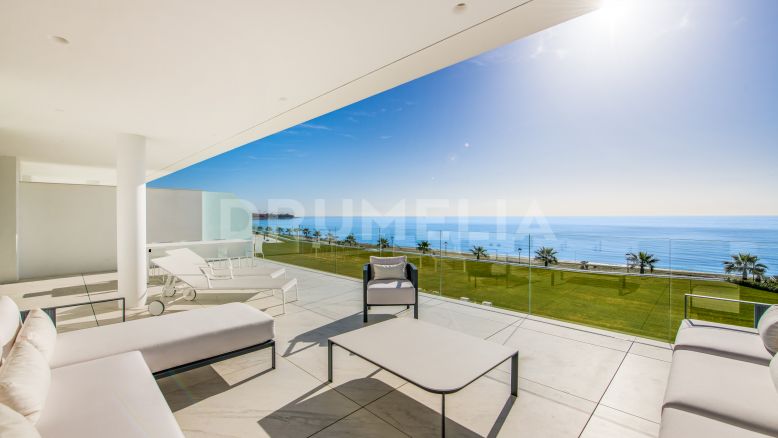 Estepona, Apartamento de lujo frente a la playa con vistas al mar en venta en Estepona