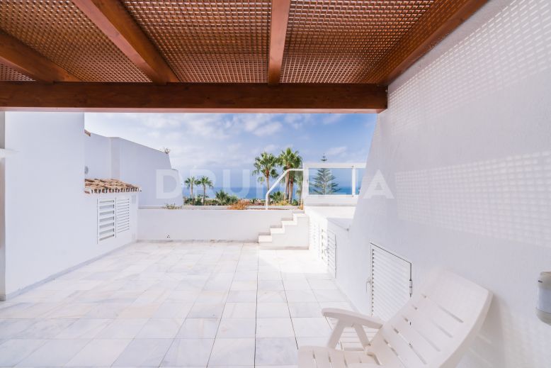 Marbella Ost, Superb Duplex-Penthouse mit Panoramablick auf das Meer in Bahía de Marbella