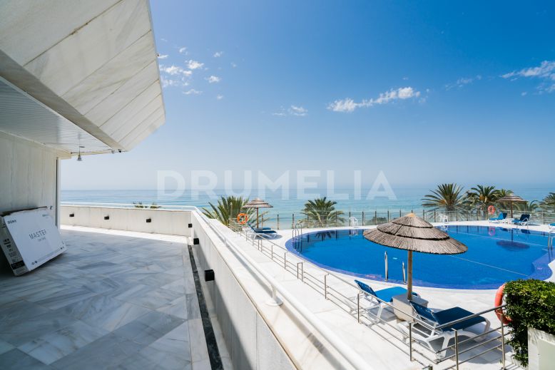 Marbella, Stilvoll renoviert Frontline Strand Moderne Wohnung mit Blick auf Afrika, Marbella