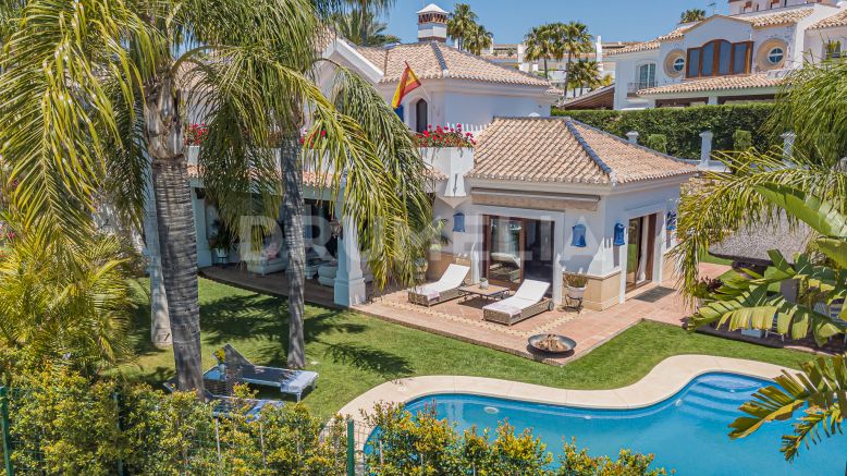Marbella Öst, Stilfullt familjehus med hög standard vid stranden i Bahia de Marbella, Marbella Öst