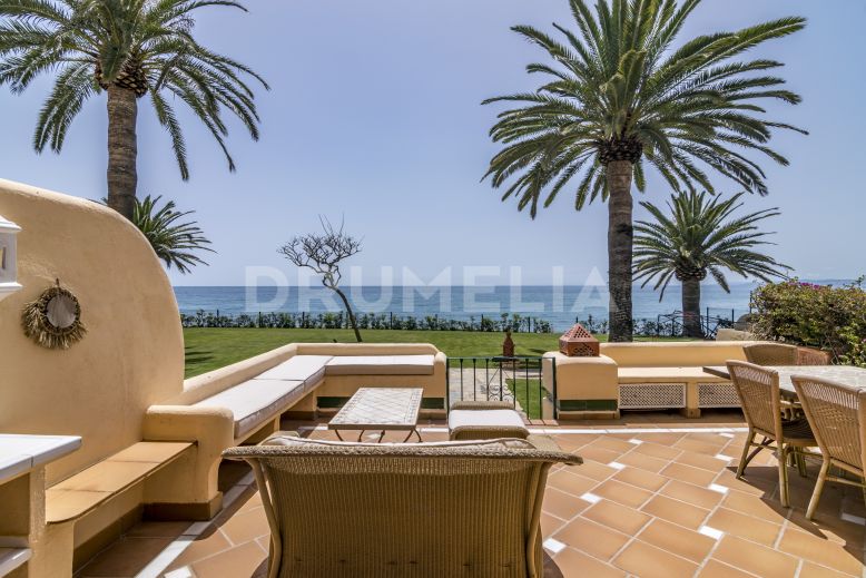 Estepona, Preciosa casa adosada en primera línea de playa con vistas directas al mar, Estepona
