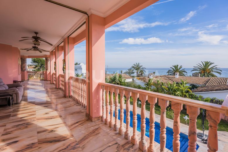 Estepona, Italian Style Villa with Palatial Chic and Sea View, El Saladillo, Estepona 