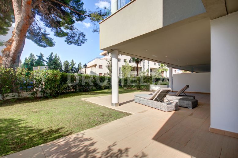 Marbella - Puerto Banus,  Helt ny modern hörnlägenhet på bottenvåningen med trädgård i Puerto Banus