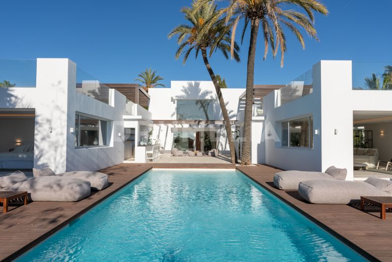Marbella Oost, Uitstekende nieuwe eigentijdse villa aan het strand van Las Chapas, Marbella Oost