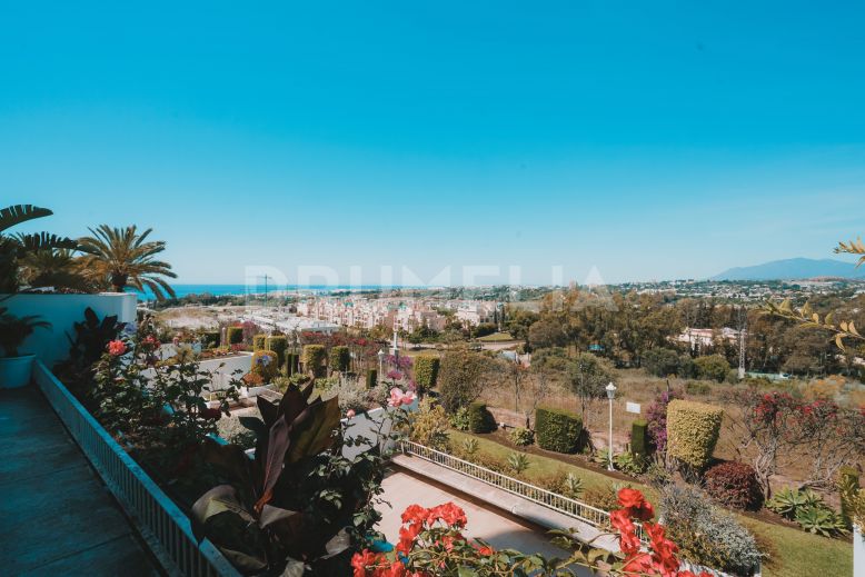 Marbella Golden Mile, Attractive Apartment with Sea Views and Potential, Marbella Golden Mile 