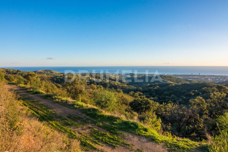 Marbella, Riesiges Grundstück mit einer Lizenz und atemberaubendem Panoramablick auf das Meer im idyllischen Ojen