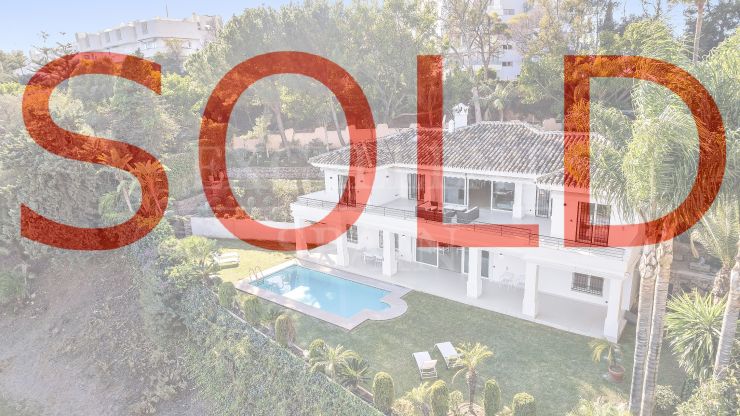 Villa renovada en venta ubicada en primera línea de Rio Real Golf, Marbella Este con vistas al mar