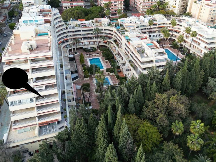 Lujoso apartamento de 4 dormitorios en venta en Parque Marbella: disfrute de una vida central en un entorno sereno