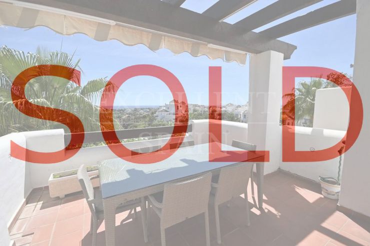 Lomas del Marques, Benahavis, ático de 3 dormitorios en venta con vistas al mar