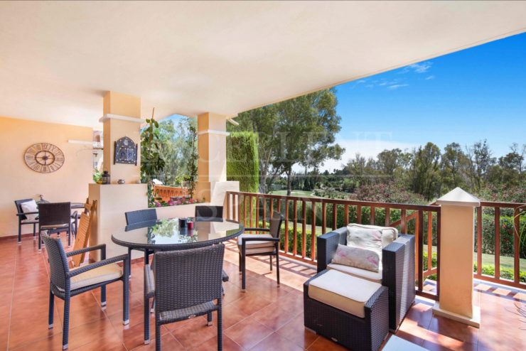 Luxuriöses Apartment mit 2 Schlafzimmern und atemberaubendem Blick auf den Golfplatz in Marques de Atalaya, Estepona