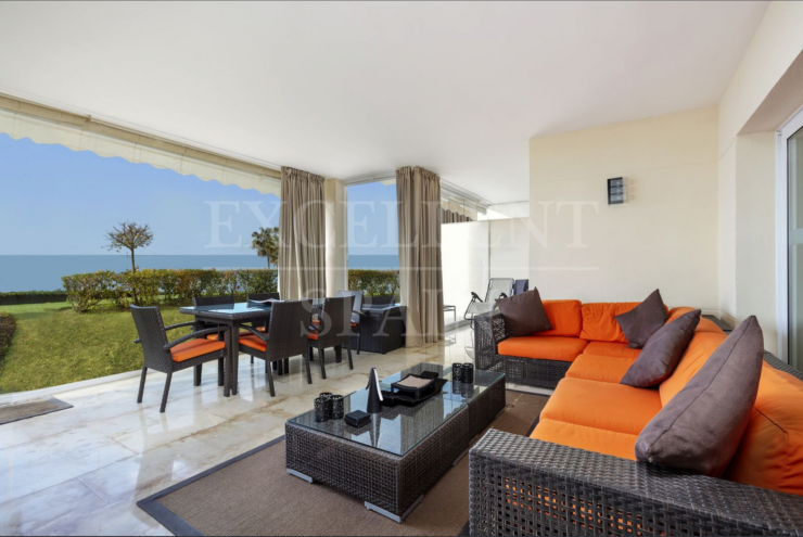 Роскошная квартира на первом этаже с видом на пляж в Лос Гранадос де Кабопино, Марбелья