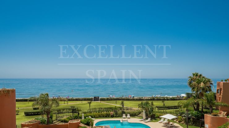 Lujoso ático en primera línea de playa con vistas panorámicas al mar en La Morera, Los Monteros Playa