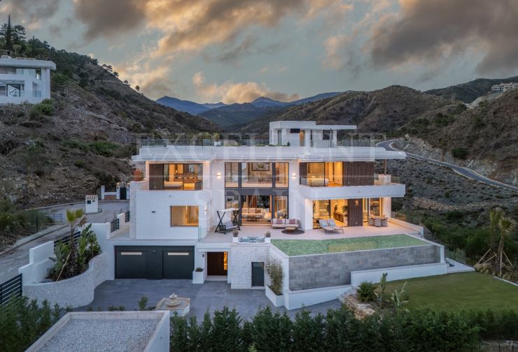 Brandneue moderne Villa mit atemberaubendem Blick auf Meer und Berge in Lomas de la Quinta, Benahavis