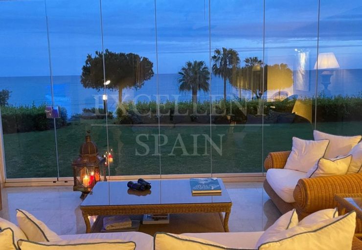 Eerstelijns strand appartement met zeezicht te koop in Los Granados de Cabopino, Marbella Oost