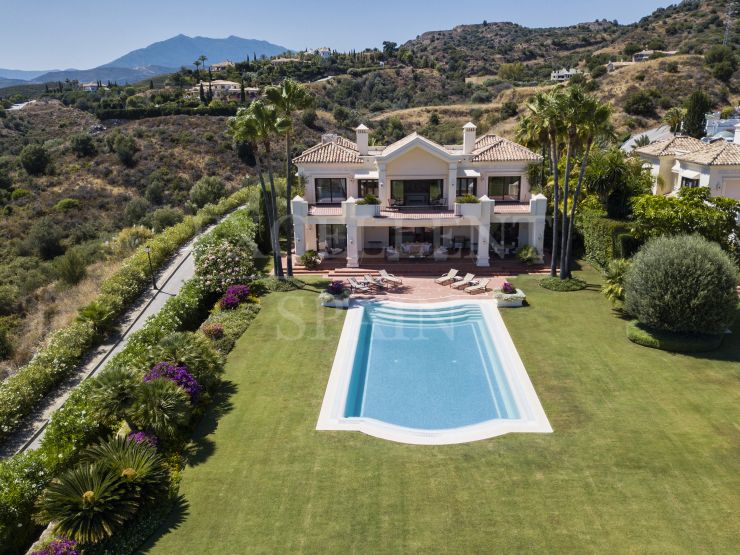 Eine schöne, traditionelle Villa von höchster Qualität im Marbella Hill Club an der Goldenen Meile