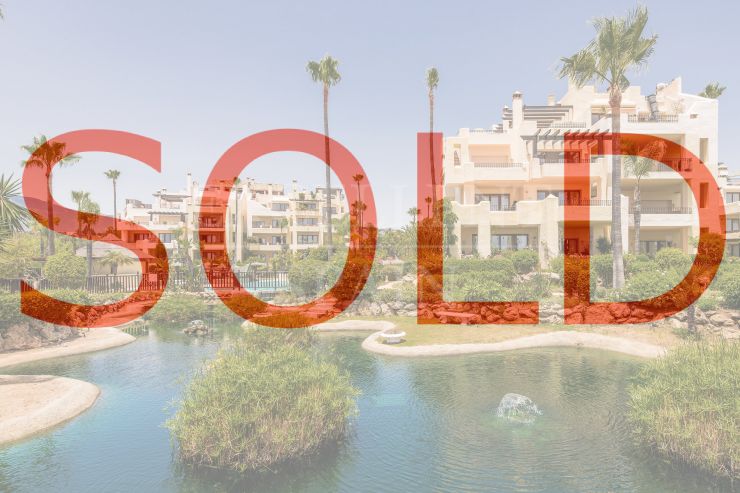 Bahia del Velerin, Estepona, een volledig gerenoveerde begane grond appartement van hoge kwaliteit met 4 slaapkamers te koop