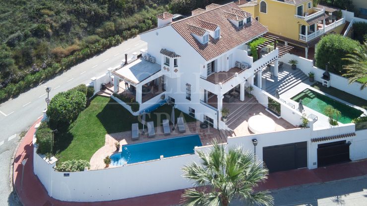 Renovated semi-detached villa for sale in Nueva Andalucia, Marbella with sea views