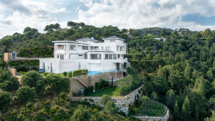 Villa Thalassa is een prachtige moderne villa met spectaculair zeezicht te koop in Reserva del Alcuzcuz, Benahavis